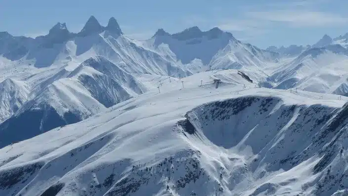 Découvrez les Sybelles, un Domaine Skiable Familial des Alpes Célébrant son Vingtième Anniversaire